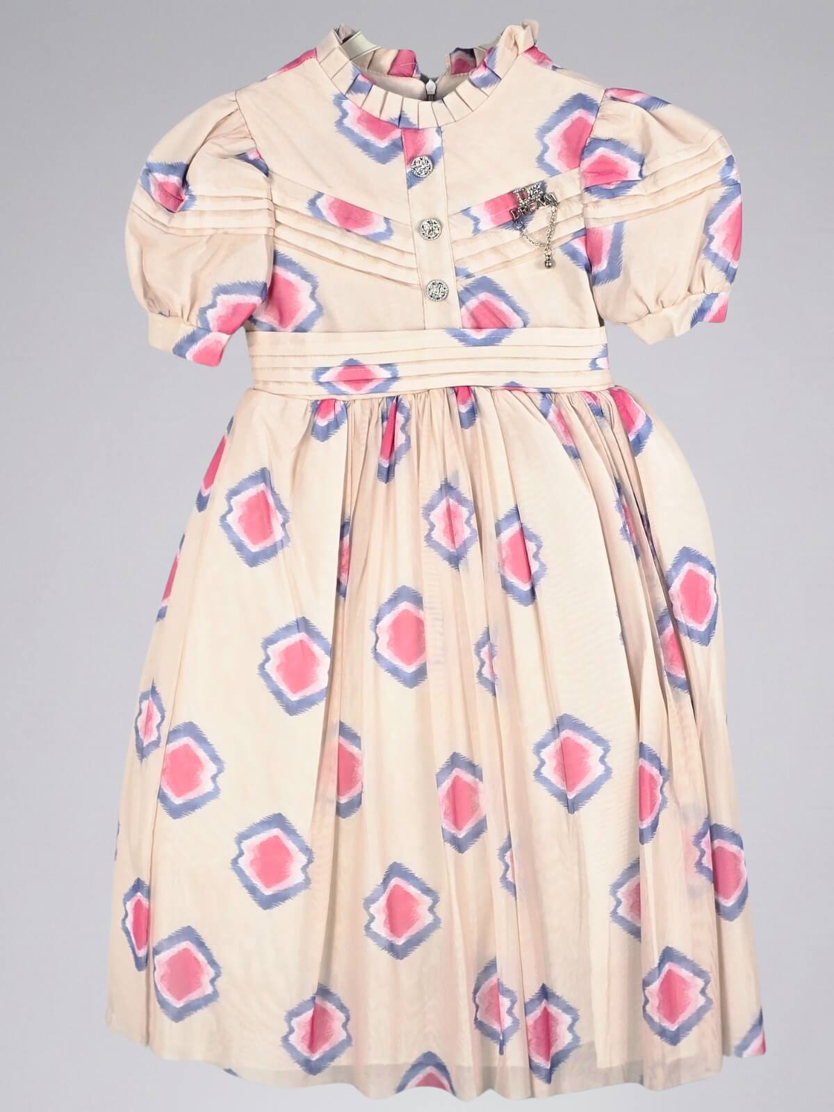 فستان بأكمام منفوخة مستوحى من الأميرات