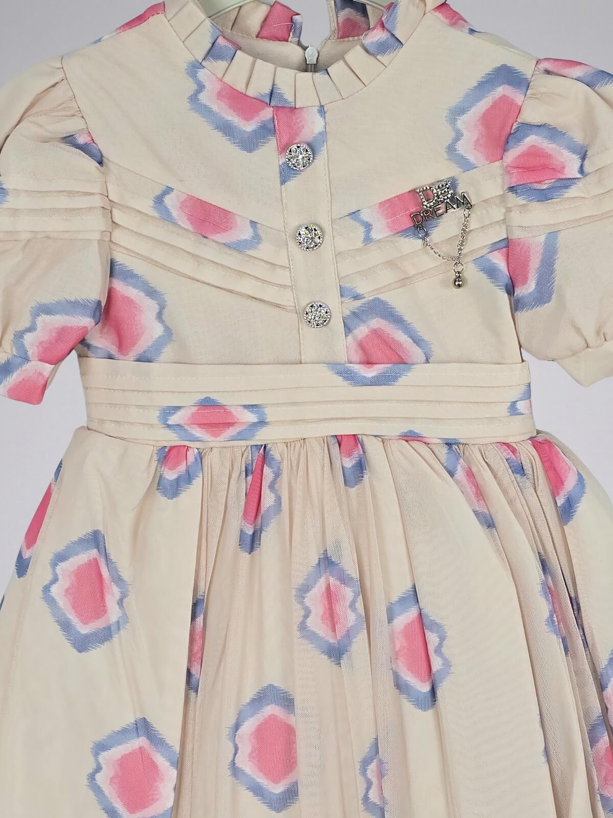 فستان بأكمام منفوخة مستوحى من الأميرات