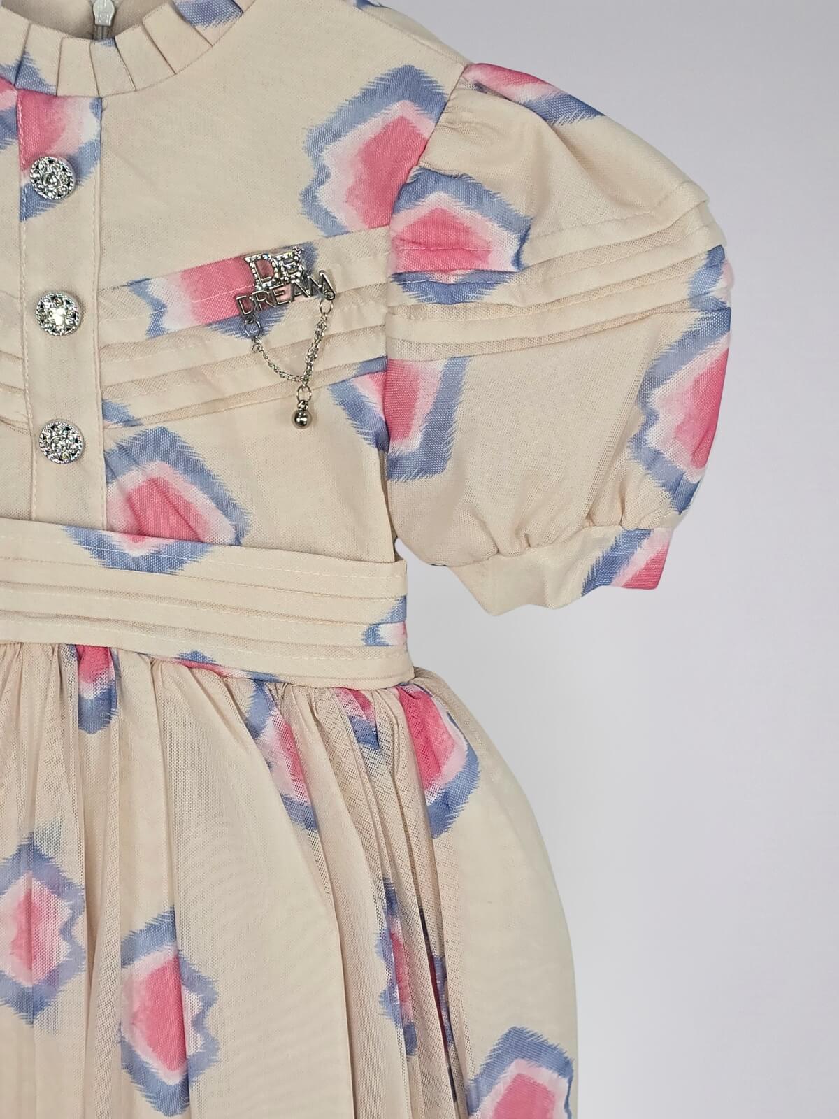 فستان بأكمام منفوخة مستوحى من الأميرات