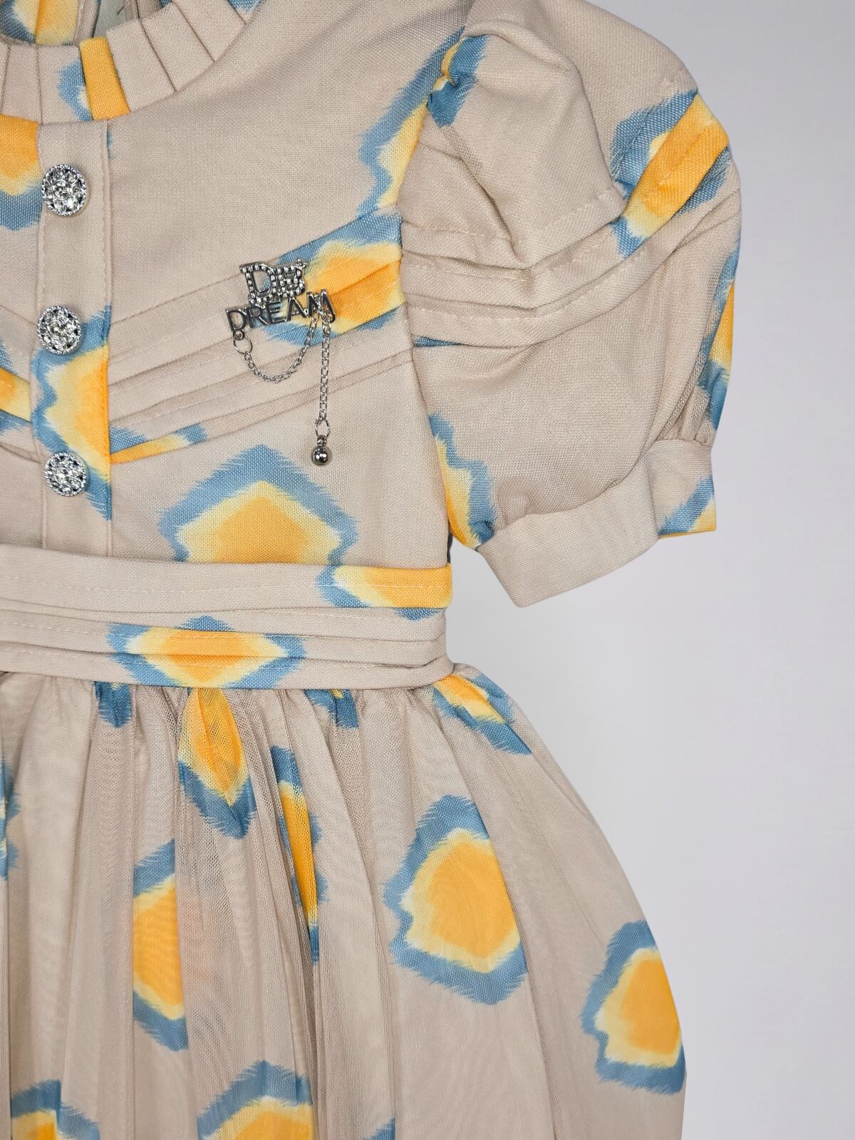 فستان بأكمام منفوخة مستوحى من الأميرات