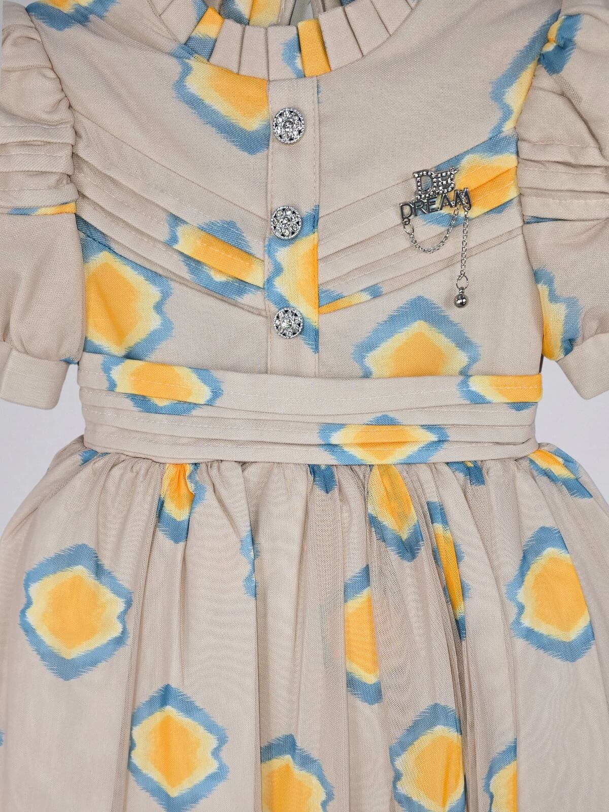 فستان بأكمام منفوخة مستوحى من الأميرات