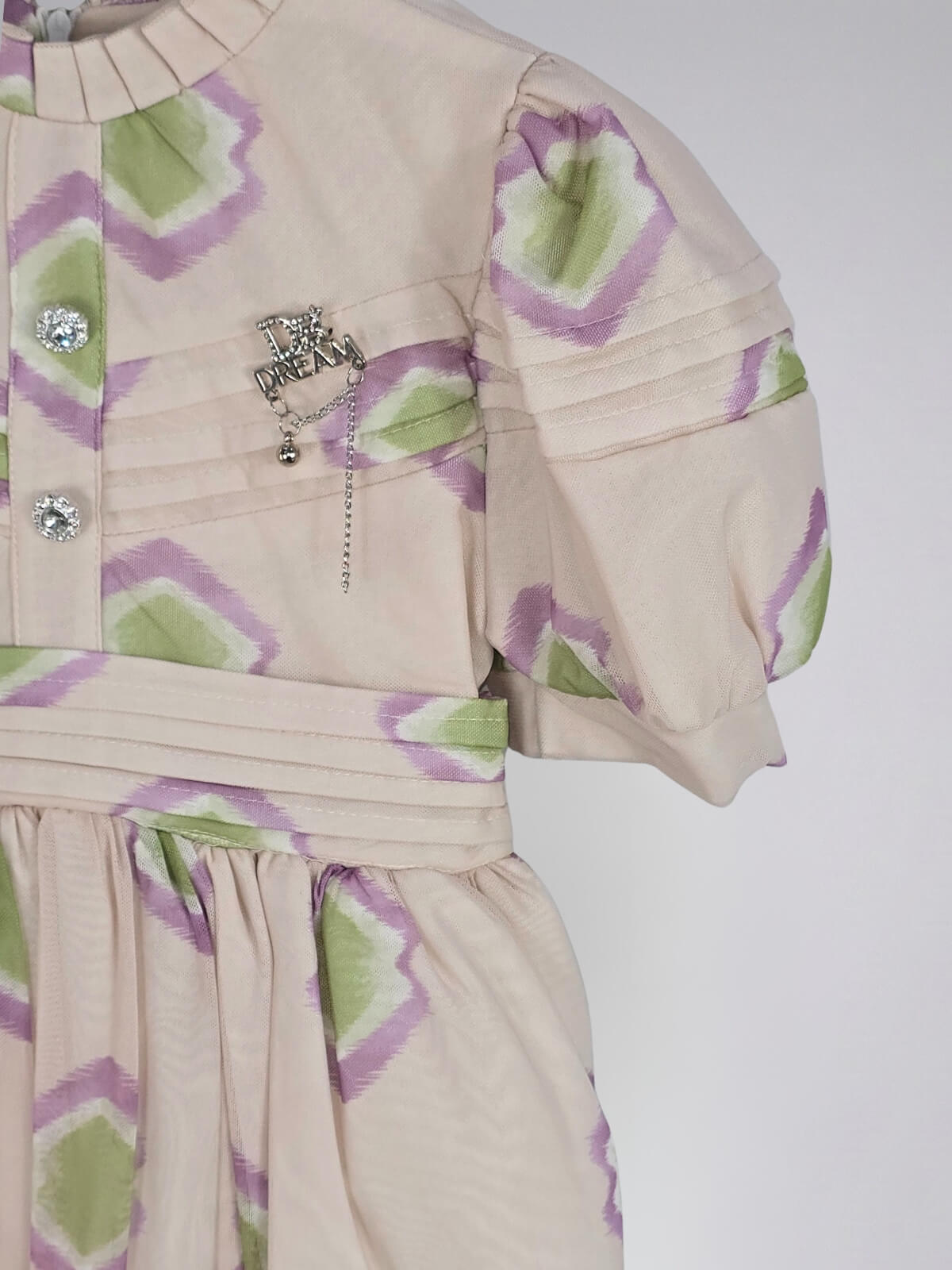 فستان بأكمام منفوخة مستوحى من الأميرات